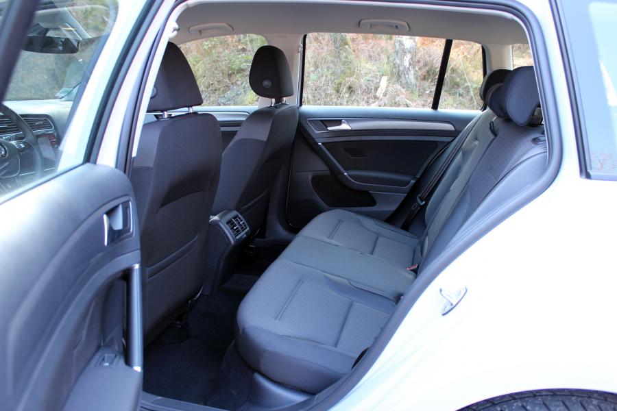 Интерьер Volkswagen Golf TSI Variant 2017 года  (WW) (фото 28 из 31)